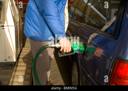 Füllt sich mit Benzin Stockfoto