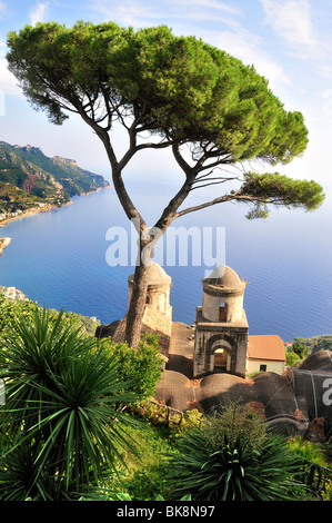 Blick von Villa Ruffolo in der Stadt von Ravello, Italien. Stockfoto