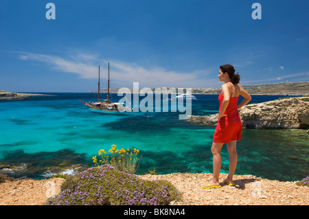 Frau auf der Suche auf die blaue Lagune von Comino, Malta, Europa Stockfoto