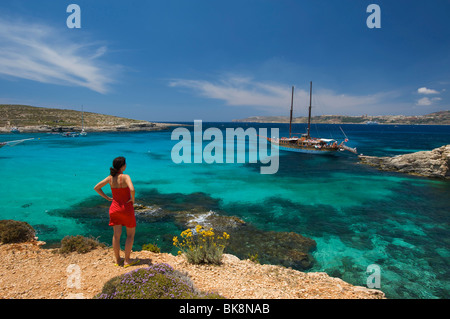 Frau auf der Suche auf die blaue Lagune von Comino, Malta, Europa Stockfoto