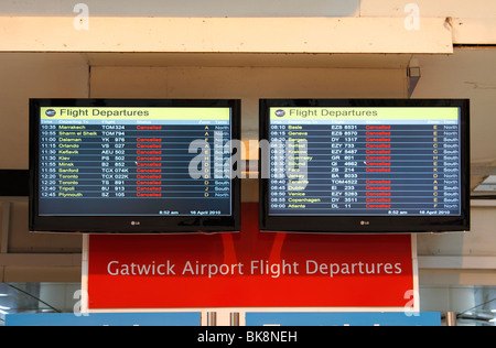 Bretter an der London Victoria Station zeigt alle Flüge von Gatwick abgesagt wegen der Vulkanausbruch Island Eyjafjallajoekull Vulkan Stockfoto