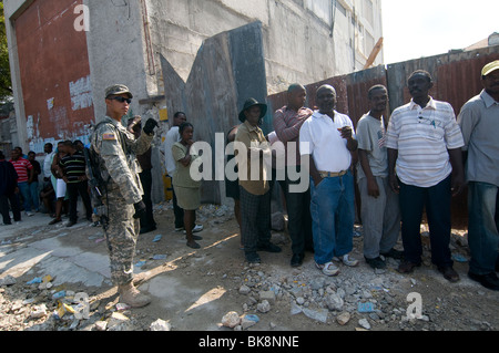 US-Marine-Soldat wacht während der Lebensmittelverteilung in der Innenstadt von Port au Prince, nachdem ein Erdbeben der Stärke 7,0 Haiti am 12. Januar 2010 getroffen hat Stockfoto