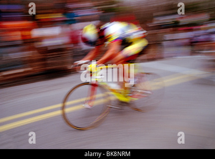 Verschwommen Bewegung Foto von einem Radfahrer in der internationalen Tour du Pont Radrennen, Pocono Mountains, Pennsylvania, USA Stockfoto
