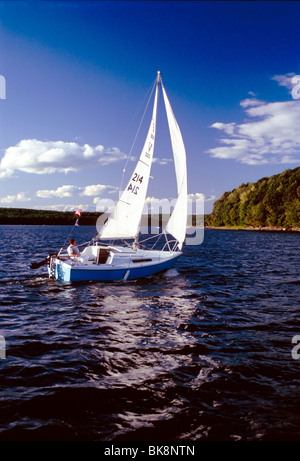 Segelboot auf dem See Wallenpaupac, Pocono Mountains, Pennsylvania, USA Stockfoto