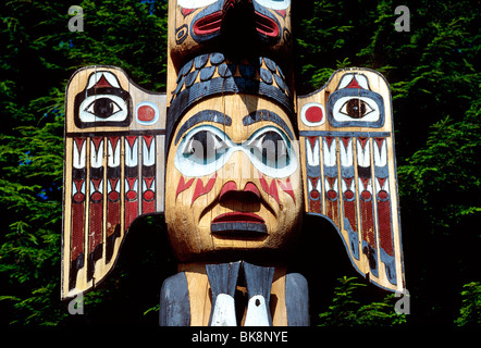 Totem Bight historische Staatspark, Tongass Erfüllung Wald, Ketchikan, Alaska. Native American Indian Schnitzerei in einem Zeder-Protokoll. Stockfoto