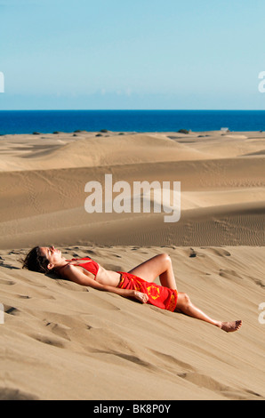 Frau in den Dünen von Maspalomas, Gran Canaria, Kanarische Inseln, Spanien, Europa Stockfoto