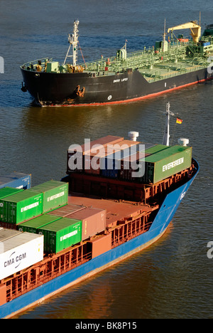 Containerschiff und Tanker überqueren den Nord-Ostsee-Kanal, Kiel, Schleswig-Holstein, Deutschland, Europa Stockfoto