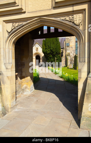 Corbridge in Northumberland, England. Galant auf den Friedhof und Gründen der sächsischen Kirche von Str. Andrews in Corbridge. Stockfoto