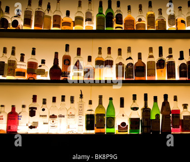 Flaschen des Geistes auf dem Display an spanischen Bar Stockfoto