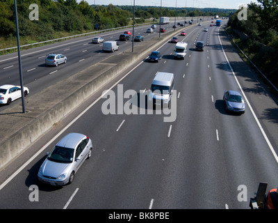 Blick von einem Steg nach unten auf den Verkehr Reisen / Weitergabe der M25 Autobahn in der Nähe von Leatherhead Surrey. (52) Stockfoto