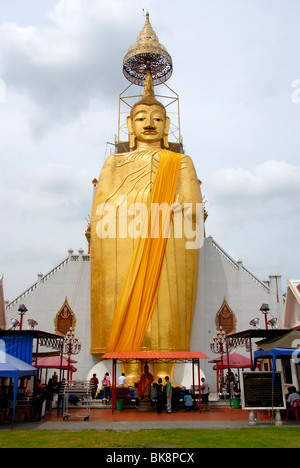 Buddhistische Statue, einen großen stehenden goldenen Buddha, Wat Intharawihan, Bangkok, Thailand, Südostasien, Asien Stockfoto