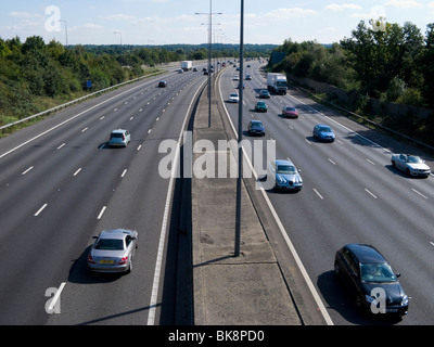 Blick von einem Steg nach unten auf den Verkehr Reisen / Weitergabe der M25 Autobahn in der Nähe von Leatherhead Surrey. Stockfoto