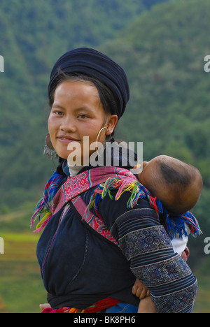 Hmong Frau und Baby Nordvietnam Stockfoto