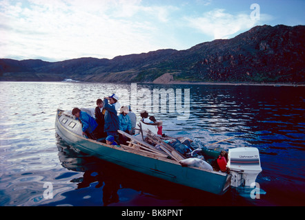 Einheimischen Inuit-Familie reisen mit dem Kanu Inuit Frachter während Caribou & Robbenjagd, Cumberland Sound, Baffininsel, Nunavut, Kanada Stockfoto