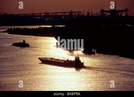 Blick auf den Sonnenuntergang der Frachter Reisen entlang der Houston Ship Channel in der Nähe von Galveston, Texas, USA Stockfoto