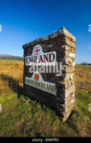 Schottland, Scottish Borders, England Grenze in der Nähe von Kielder in Northumberland. England und Northumberland Zeichen Stockfoto