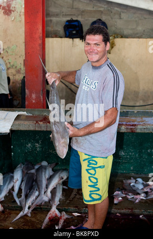 Angler zeigt ein Riffhai auf den lebendigen Fisch Markt Sir Selwyn Clarke Market an der Market Street in Victoria, Mahé, Seych Stockfoto