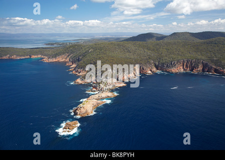 Felsen in der Nähe von Cape Tourville, Freycinet National Park, Freycinet Peninsula, östlichen Tasmanien, Australien - Antenne Stockfoto