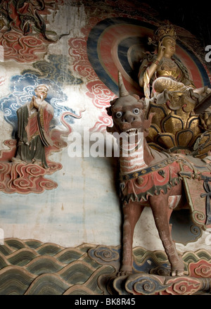 Fantastische Skulpturen eingebettet an der Wand an den Baoen Tempel 568 Jahre alt in Pingwu in Sichuan in China Stockfoto