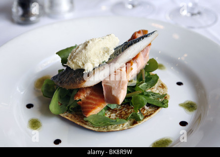 Trio von geräuchertem Fisch auf einer Estragon-Blini mit Meerrettich, Sahne, Two Fat Ladies Restaurant, Glasgow, Schottland Stockfoto