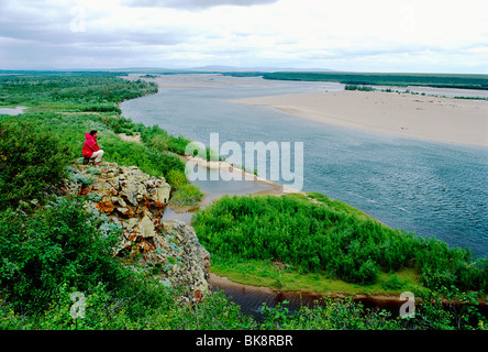 Amerikanischer Tourist wandern über dem Fluss Belaja, Tschuktschen-Halbinsel, Magadon, Sibirien, Sowjetunion Stockfoto