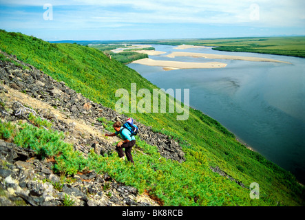 Amerikanischer Tourist wandern über den Fluss Belaja, Tschuktschen-Halbinsel, Magadon Region, Sibirien, Sowjetunion Stockfoto