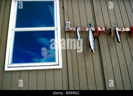 Einheimischen Inuit Kinder fotografiert durch ein Fenster von ihr nach Hause, E240px, Baffininsel, Nunavut, Kanada Stockfoto