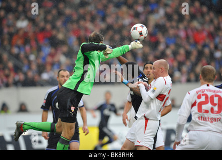 Torhüter Jens Lehmann, VfB Stuttgart, Stanzen einen Ball von Jefferson Farfan, Schalke 04, vor Ludovic Magnin, VfB Stockfoto