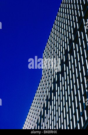 Abstrakte Sicht auf die Hercules Corporation modernes Bürogebäude vor einem blauen Himmel in der Innenstadt von Wilmington, Delaware, USA Stockfoto