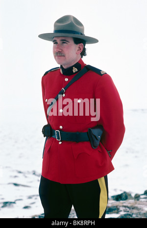 Winter-Porträt von Michael Dotzko, Royal Canadian montiert Polizisten in voller Montur, Iqaluit, Baffin Island, Kanada Stockfoto