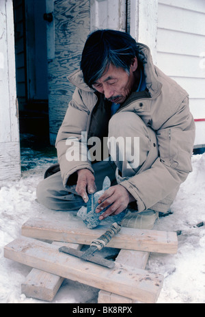 Berühmte Inuit Speckstein Bildhauer und Künstler, Henry, Iqaluit, Nunavut, Kanada Stockfoto