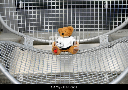 Teddy mit Fußball auf einem Metallstuhl, Central Station-Köln, Nordrhein-Westfalen, Deutschland, Europa Stockfoto