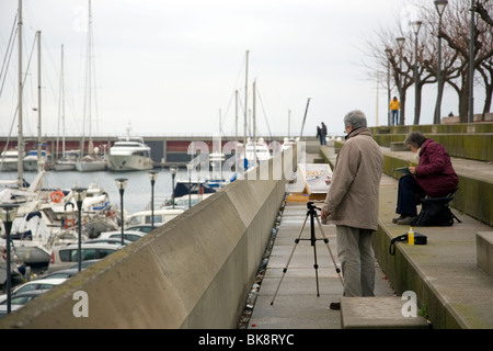 Mann und Frau Malerei Aquarelle in Barcelona Marina Stockfoto