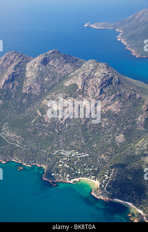 Die Gefahren, Wineglass Bay (Abstand), Freycinet National Park, Freycinet Peninsula, östlichen Tasmanien, Australien - Antenne Stockfoto