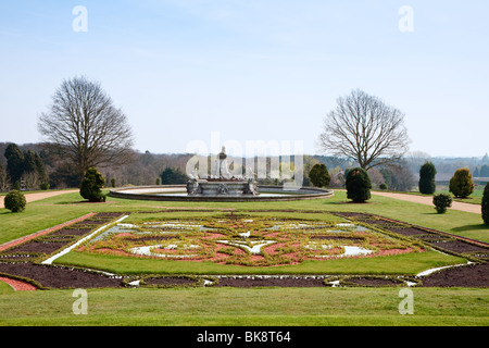 Witley Gericht Ruinen, Gärten und klassische Brunnen Stockfoto