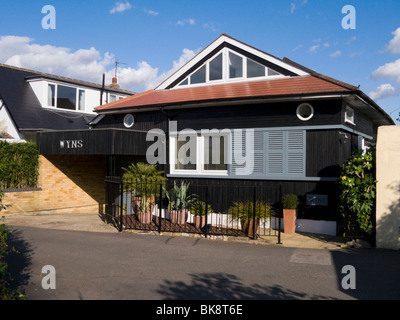 Chalet Bungalow-Stil des zeitgenössischen Designs. Surrey, UK. Stockfoto