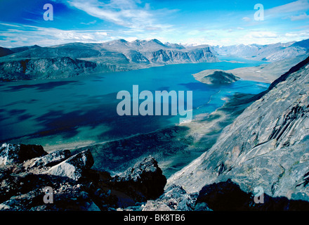 Hohe Aussicht auf E240px Fjord in Richtung Auyuittuq Nationalparks von Mt. Duvall, E240px, Baffininsel, Nunavut, Kanada Stockfoto