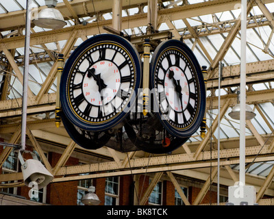 Angehaltenen Uhr – bekannt als ein Ort der Begegnung / Wahrzeichen – in der Bahnhofshalle / ticket Hall an der Waterloo Station. London UK. Stockfoto