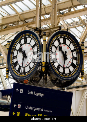 Angehaltenen Uhr – bekannt als ein Ort der Begegnung / Wahrzeichen – in der Bahnhofshalle / ticket Hall an der Waterloo Station. London UK. Stockfoto