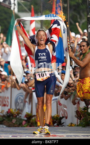 Chrissie Wellington, Great Britain, überqueren der Ziellinie des Ironman Triathlon World Championship als Sieger mit einem n Stockfoto