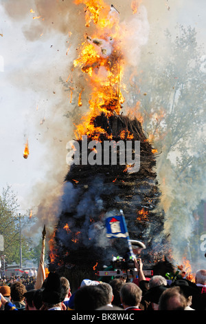 Boeoeg, eine Puppe als Symbol für Winter, verbrannt, Feuerwerkskörper explodieren im Inneren der Boeoeg, die Explosion der Kopf Marken der Stockfoto