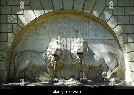 Zwei Löwen, Brunnen im Garten des Festetics Palace, Kastely Festetics, Keszthely, Plattensee, Balaton, Ungarn, Europa Stockfoto