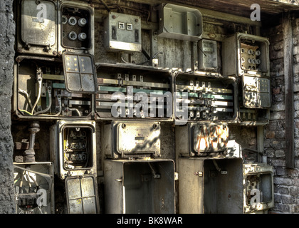 Schaltkästen an der Wand einer alten Fabrik, Berlin, Deutschland Stockfoto