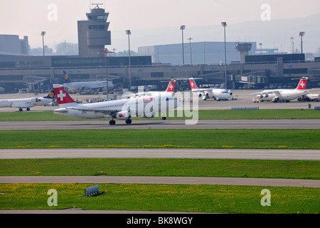 Flugzeug ab Flughafen Zürich, Schweiz, Europa Stockfoto