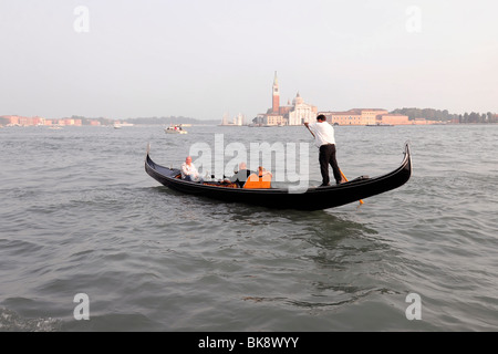 Gondoliere mit Passagiere in der venezianischen Lagune, Venedig, Veneto, Italien, Europa Stockfoto