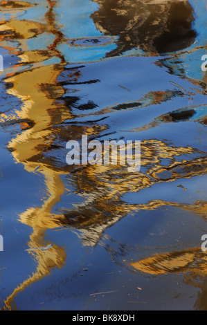 Abstrakte goldenen Reflexen auf blauem Wasser Stockfoto