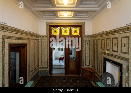 Hotel Huize Glory, prunkvolle Villa aus den 20er Jahren, Eingangshalle im Stil der Amsterdamer Schule, Bergen Aan Zee, Holland Stockfoto