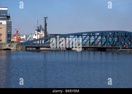 Blick in Richtung Leith Docks aus dem Wasser von Leith in Edinburgh, Schottland. Stockfoto