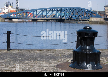 Blick in Richtung Leith Docks aus dem Wasser von Leith in Edinburgh, Schottland. Stockfoto