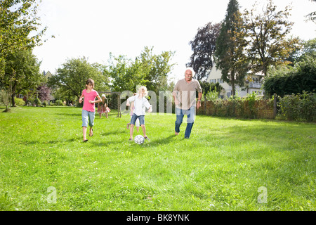 Fußball spielen mit den Großeltern Stockfoto